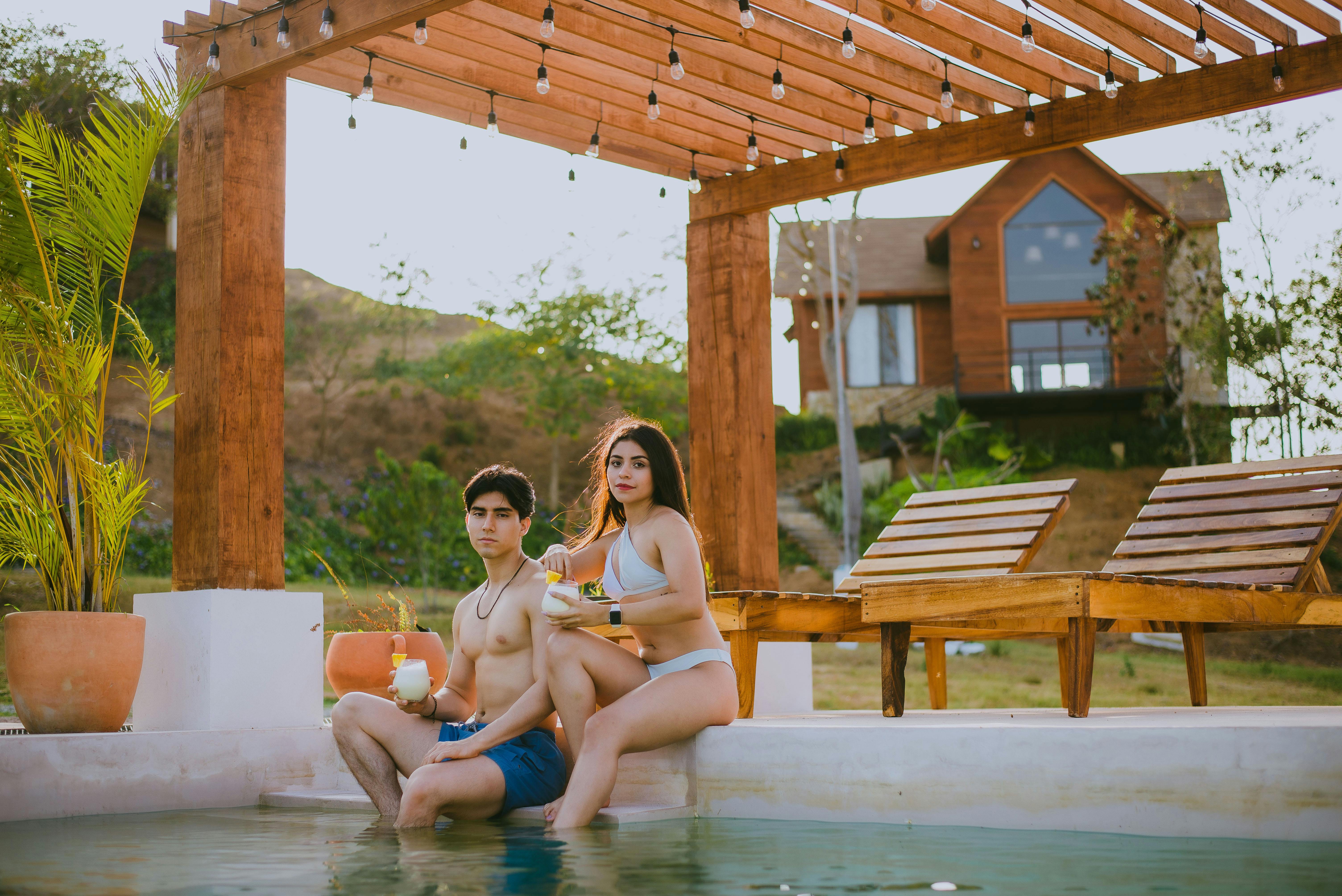 Koppel geniet van rustige adults only vakantie bij zwembad